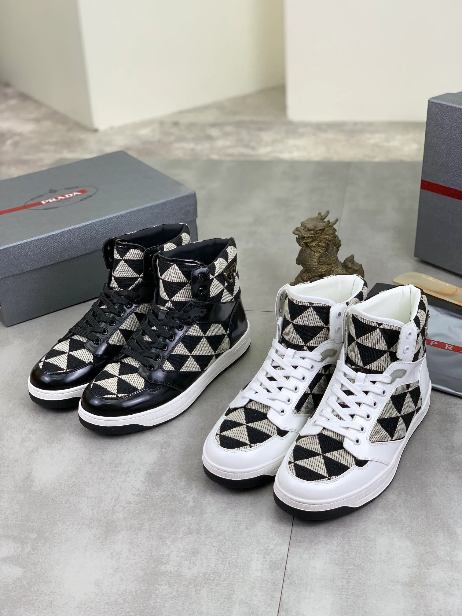 Men's shoes 💰P620 new model (high version) The new PRADA (Prada) high-top counter has launched the classic model at the same time. The new men's shoes and 😘fabrics are selected from the original imported calfskin. First layer of imported cowhide lining. The original version is awesome! 👍🏿Original open-molded non-slip PU outsole, with exquisite lines, simple and elegant, super comfortable and classy on foot, suitable for leisure travel. Code number:38-45